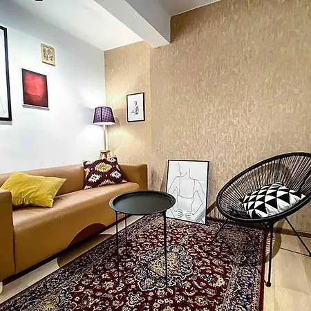 Re-imagined 90s Suit, Next To Vitosha Blvd. Apartamento Sofía